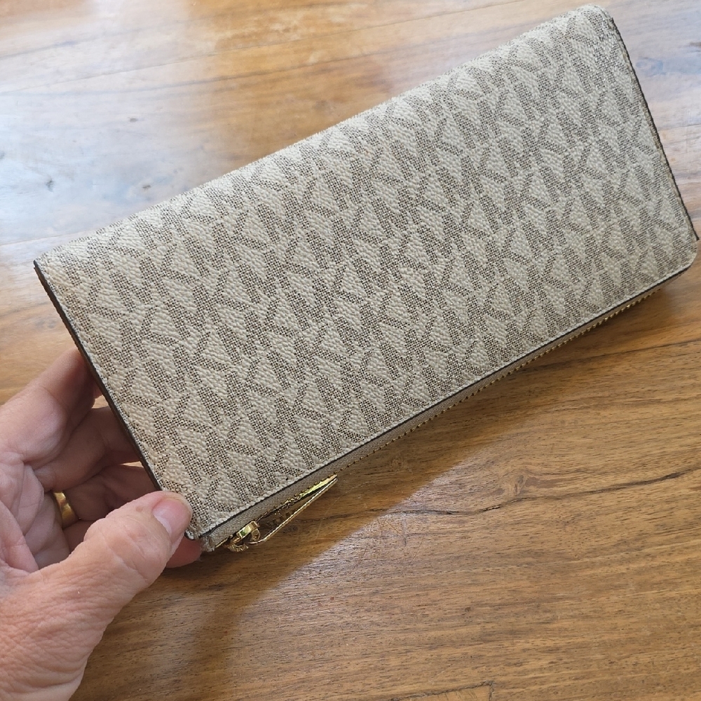 Michael Kors Monogram Tan Wallet - Picture 4 of 10